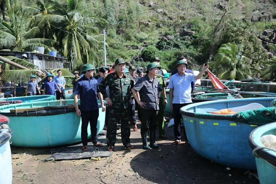 Phó Thủ tướng kiểm tra kè chắn sóng thôn 2, xã Xuân Lộc, tỉnh Đắk Lắk bị sóng biển đánh tràn kè khi bão số 13 quét qua (Ảnh: VGP/Minh Khôi)