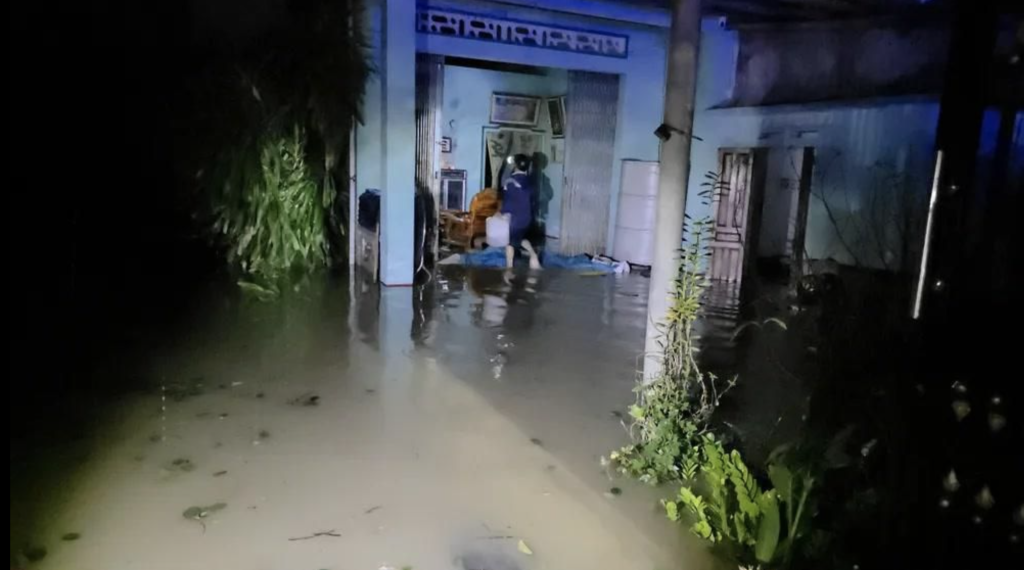 Chỉ trong ít phút nhiều ngôi nhà ở thôn Phước Nhuận đã nhanh chóng bị ngập