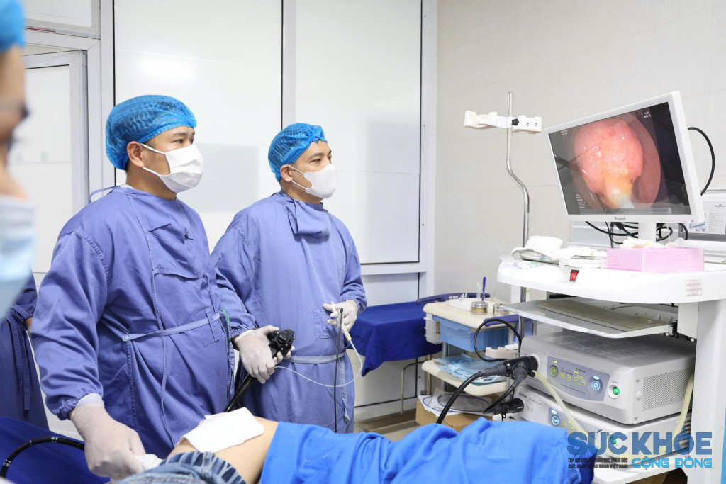 Ca thủ thuật loại bỏ polyp đại tràng được đội ngũ bác sĩ tại Bệnh viện Sản Nhi tỉnh Phú Thọ thực hiện với sự hỗ trợ chuyên môn từ chuyên gia nội soi của Bệnh viện Đa khoa tỉnh Phú Thọ