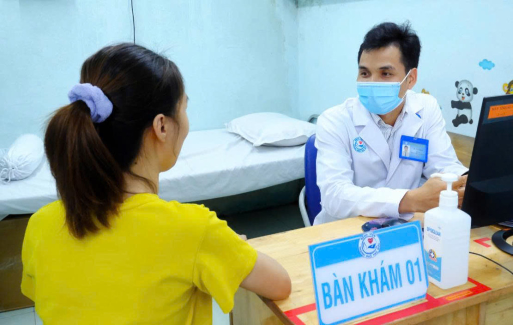 Bác sĩ đang thăm khám cho bệnh nhân (Ảnh: Bệnh viện Đa khoa Thủ Đức - TP. Hồ Chí Minh)