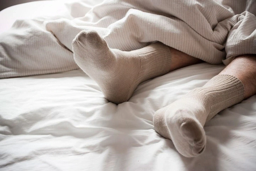 Tất cotton thấm hút mồ hôi tốt (Ảnh minh họa)