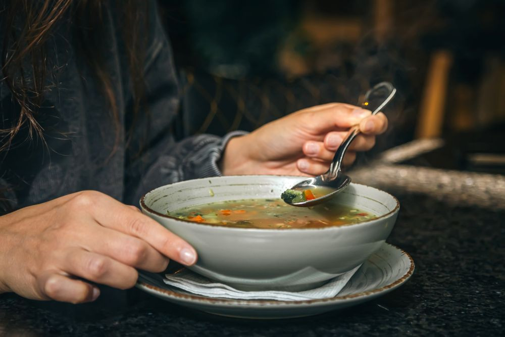 Súp nóng là món ăn dễ tiêu hóa và chứa hàm lượng dinh dưỡng cao (Ảnh minh họa)
