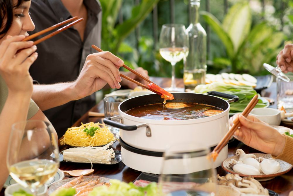 Lẩu không chỉ làm ấm cơ thể mà còn tạo không khí vui vẻ (Ảnh minh họa)
