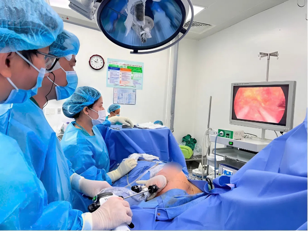 Ê-kíp bác sĩ đang thực hiện phẫu thuật cho bệnh nhân (Ảnh: Bệnh viện Chợ Rẫy - TP. Hồ Chí Minh)
