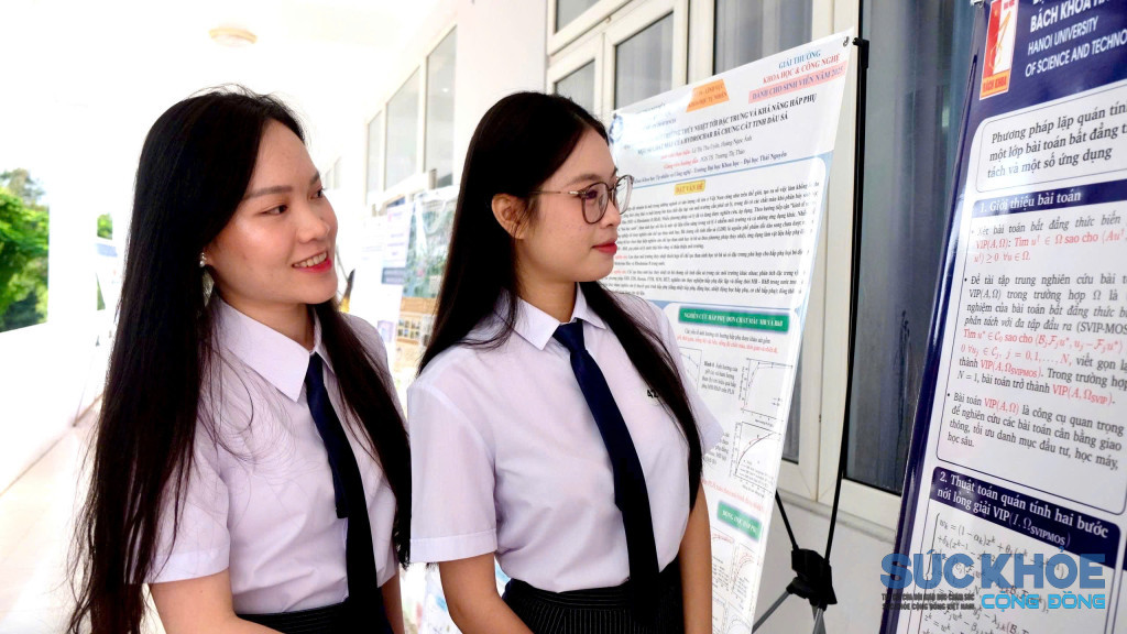 Hình ảnh Sinh viên xem các công trình Khoa học và Công nghệ đạt giải (Ảnh :Thanh Huy)
