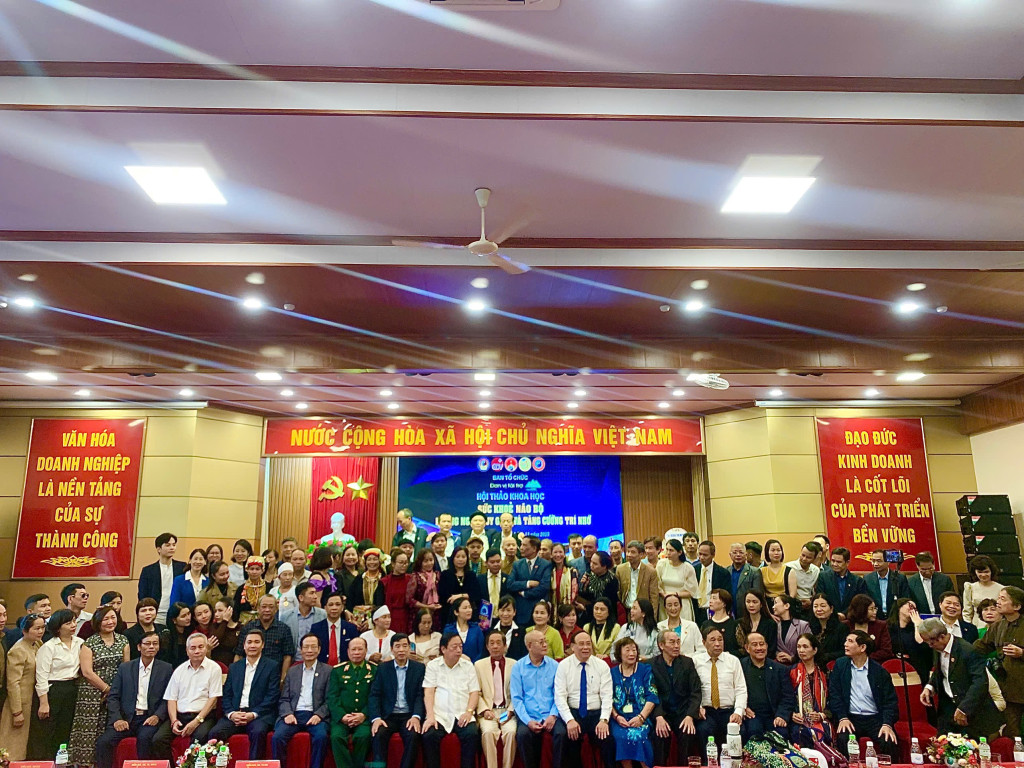 Các đại biểu chụp ảnh lưu niệm tại hội thảo
