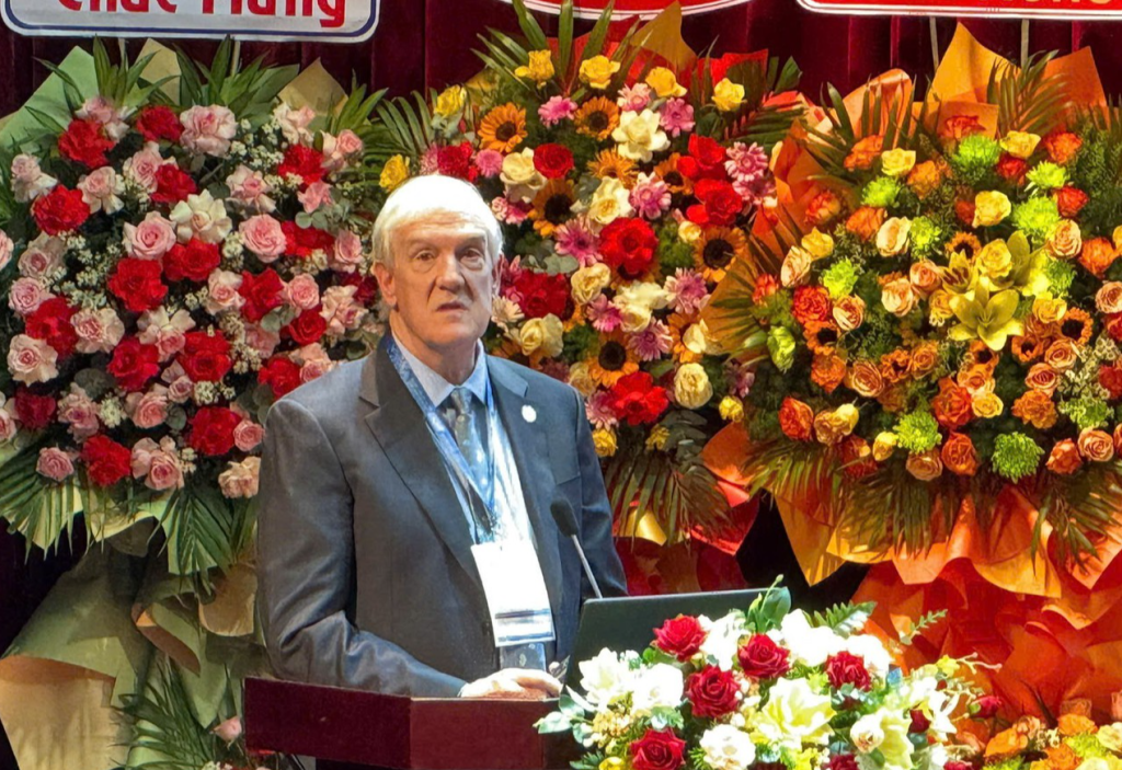 GS. Eric Holmboe (Đại học Yale, Hoa Kỳ): AI làm được nhiều điều nhưng chúng ta phải cẩn thận (Ảnh: VGP/LS)