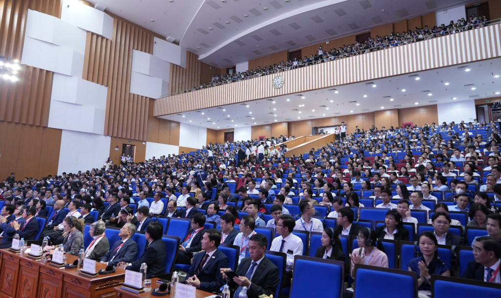 Hội nghị là diễn đàn để các nhà quản lý, nhà khoa học cùng trao đổi, đề xuất giải pháp phát triển bền vững nguồn nhân lực y tế Việt Nam (Ảnh: VGP/LS)