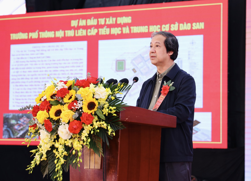 Bộ trưởng Nguyễn Kim Sơn nhấn mạnh: Đây không chỉ là một sự kiện lớn của ngành giáo dục, của các tỉnh biên giới, mà là sự kiện mang ý nghĩa chính trị, nhân văn sâu sắc (Ảnh: VGP/Thu Trang)