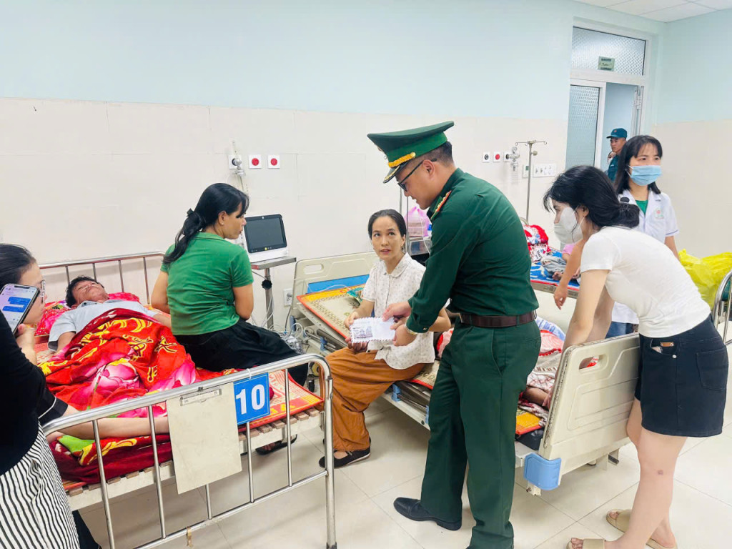 Lực lượng chức năng thăm hỏi, tặng quà động viên ngư dân đang được theo dõi sức khỏe tại Trung tâm Y tế quân dân y đặc khu Lý Sơn