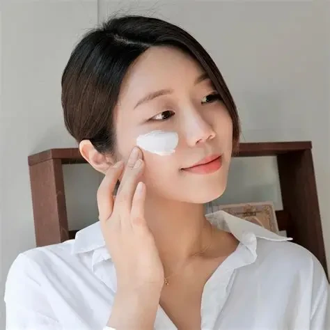 Bôi đủ kem chống nắng để da không bị bắt nắng (Ảnh minh họa)
