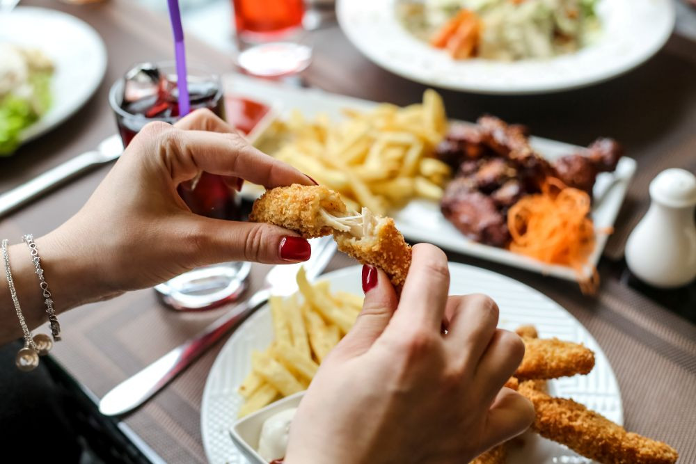 Đồ chiên rán chứa nhiều dầu mỡ, khiến cơ thể hấp thu lượng chất béo xấu (Ảnh: Sưu tầm)
