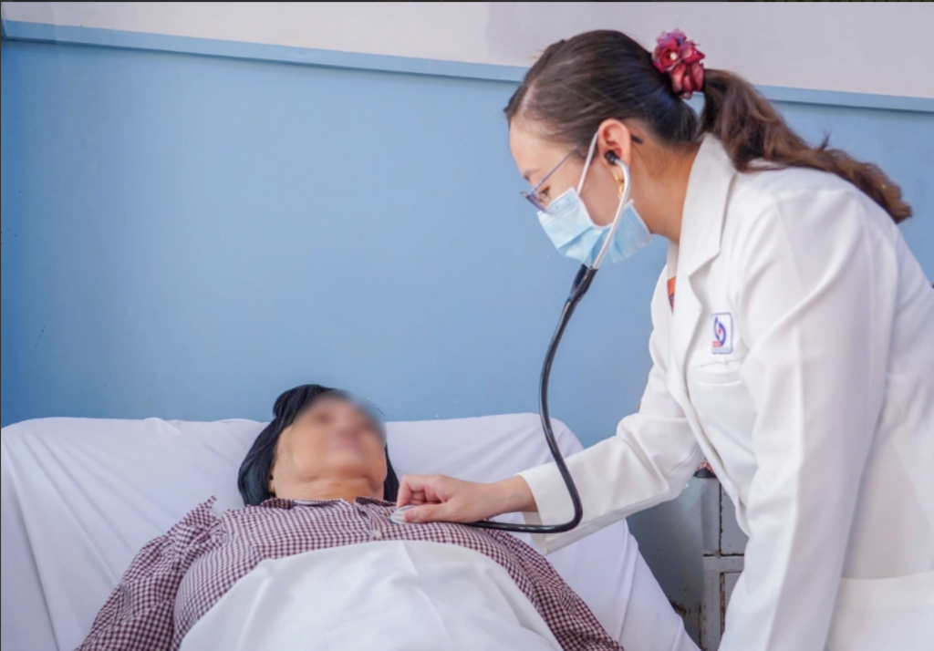 Bệnh nhân sau ăn bánh mì nghi ngộ độc thực phẩm điều trị tại Bệnh viện Nhân dân Gia Định (Ảnh: BVCC)