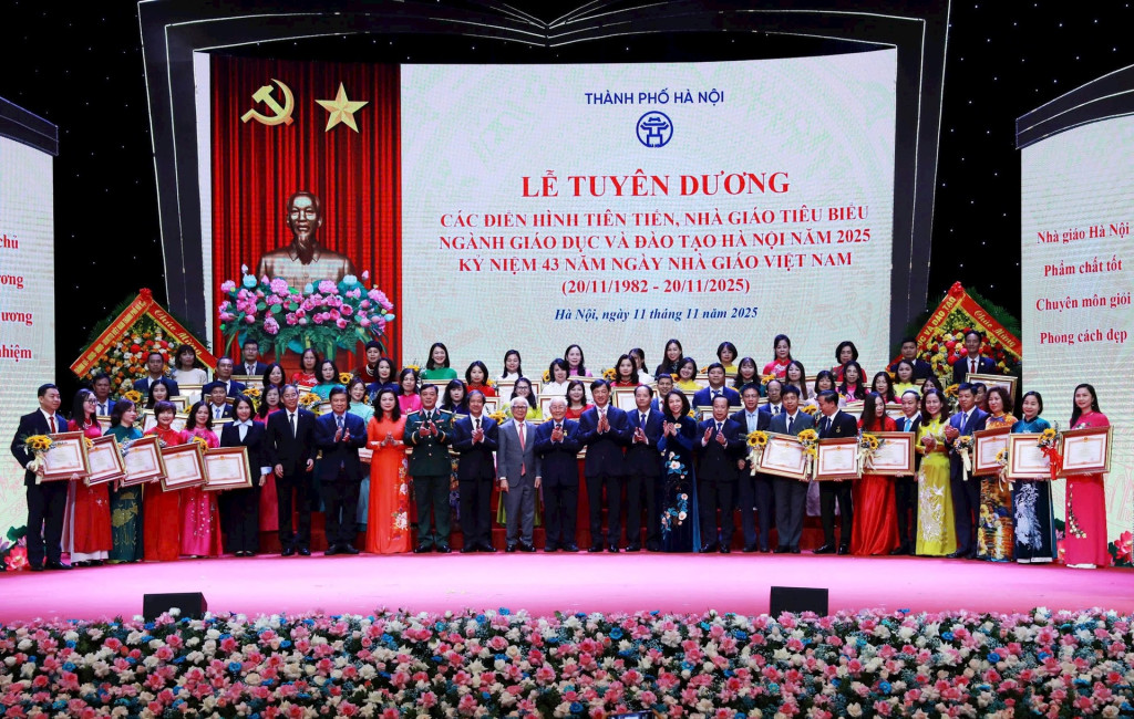 Bí thư Thành ủy Hà Nội Nguyễn Duy Ngọc, Bộ trưởng Bộ Giáo dục và Đào tạo Nguyễn Kim Sơn trao Huân chương Lao động hạng Nhất, Nhì, Ba tặng các tập thể, cá nhân. Ảnh: Viết Thành