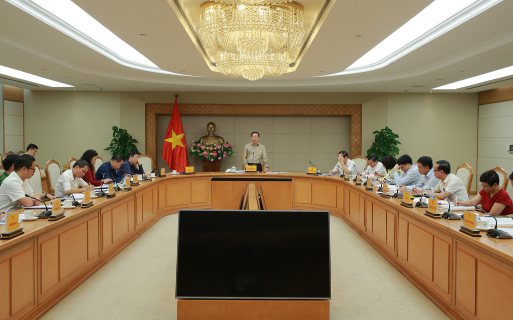 Phó Thủ tướng lưu ý vấn đề xử lý ô nhiễm liên tỉnh và xuyên biên giới, và yêu cầu lập danh sách nguồn ô nhiễm, xây dựng lộ trình chuyển đổi công nghệ, áp dụng quy chuẩn môi trường ( Ảnh: VGP/Minh Khôi)