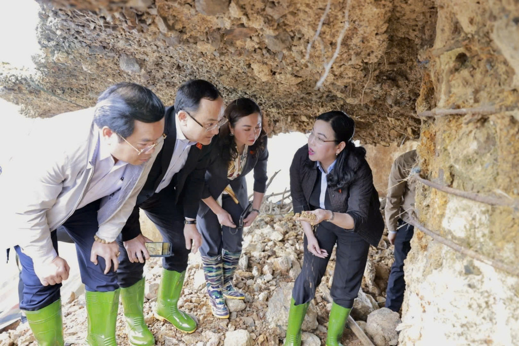 Bà Nguyễn Thanh Hải – Ủy viên Trung ương Đảng, Ủy viên Ủy ban Thường vụ Quốc hội, Chủ nhiệm Ủy ban làm trưởng đoàn kiểm tra thực tế tại trụ cầu Sông Lô 