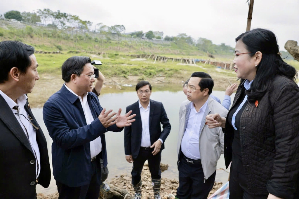 Ông Trần Duy Đông – Phó Bí thư Tỉnh ủy, Chủ tịch UBND tỉnh đang báo cáo với đoàn 
