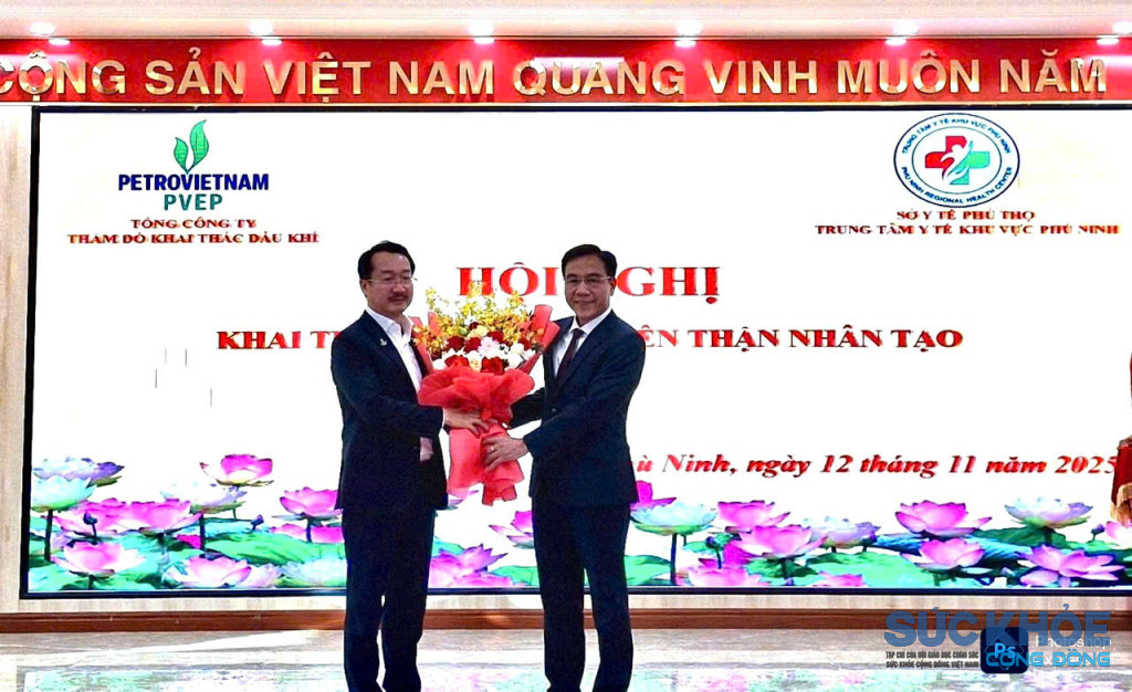 Tiến sĩ Lê Hồng Trung, Giám đốc Sở Y tế( bên Phải tặng hoa cảm ơn ông Nguyễn Thiện Bảo – Tổng Giám đốc PVEP 