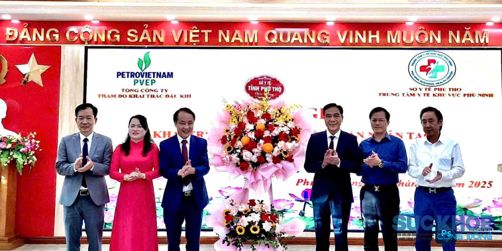 Lãnh đạo sở Y tế ( bên phải tặng hoa chúc mừng TTYT khu vực Phù Ninh 