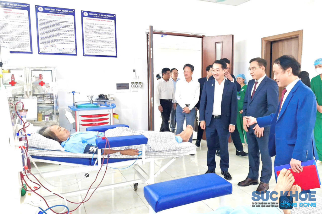 Lãnh đạo Sở Y tế và Tổng công ty Thăm dò và Khai thác Dầu khí (PVEP) , lãnh đạo xã Phù Ninh, Dân Chủ thăm bệnh nhân trung tâm chạy thận 