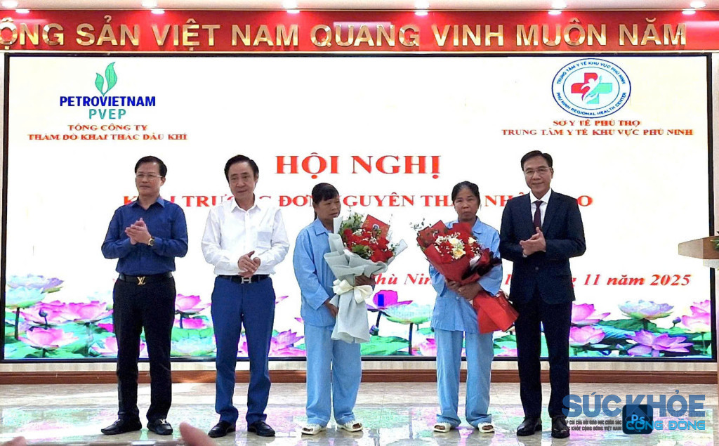lãnh đạo sở Y tế tặng hoa và quà cho bệnh nhân hiện đang chạy thận tại TTYT khu vực Phù Ninh 