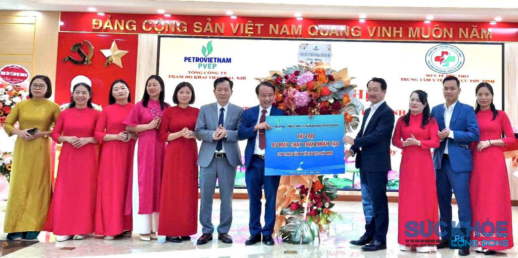 ông Nguyễn Thiện Bảo – Tổng Giám đốc PVEP ( bên phải) trao tặng 5 máy chạy thận cho TTYT Khu vực Phù Ninh 