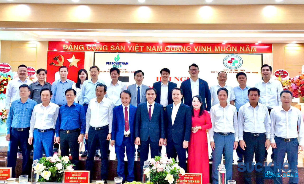 Lãnh đạo: Sở Y tế, Tổng công ty thăm do dầu khí, UBND xã Phù Ninh, Dân Chủ, Ban giám đốc, cán bộ nhân viên TTYT khu vực Phù Ninh chụp ảnh lưu niệm 