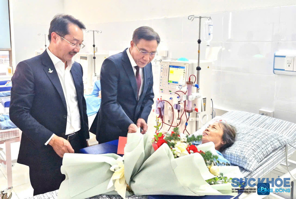 Tiến sĩ Lê Hồng Trung, Giám đốc Sở Y tế và ông Nguyễn Thiện Bảo – Tổng Giám đốc PVEP  tặng hoa và quà cho bệnh nhân 