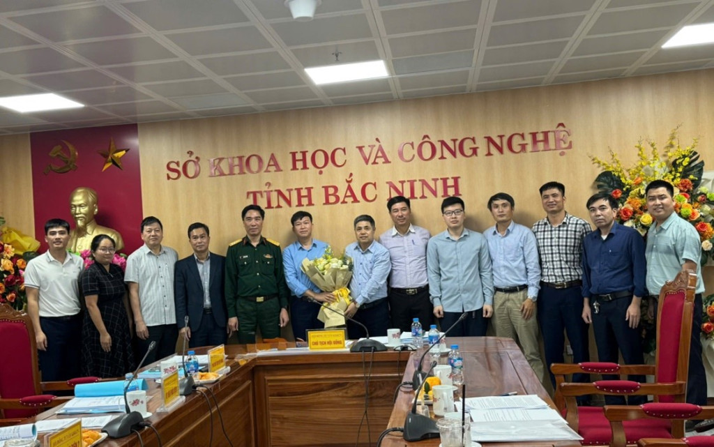 Hội đồng nghiệm thu chụp ảnh lưu niệm với nhóm nghiên cứu sau khi nghiệm thu xong đề tài