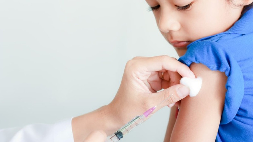 Tiêm vaccine cho trẻ dưới sự theo dõi của bác sĩ (Ảnh minh họa)