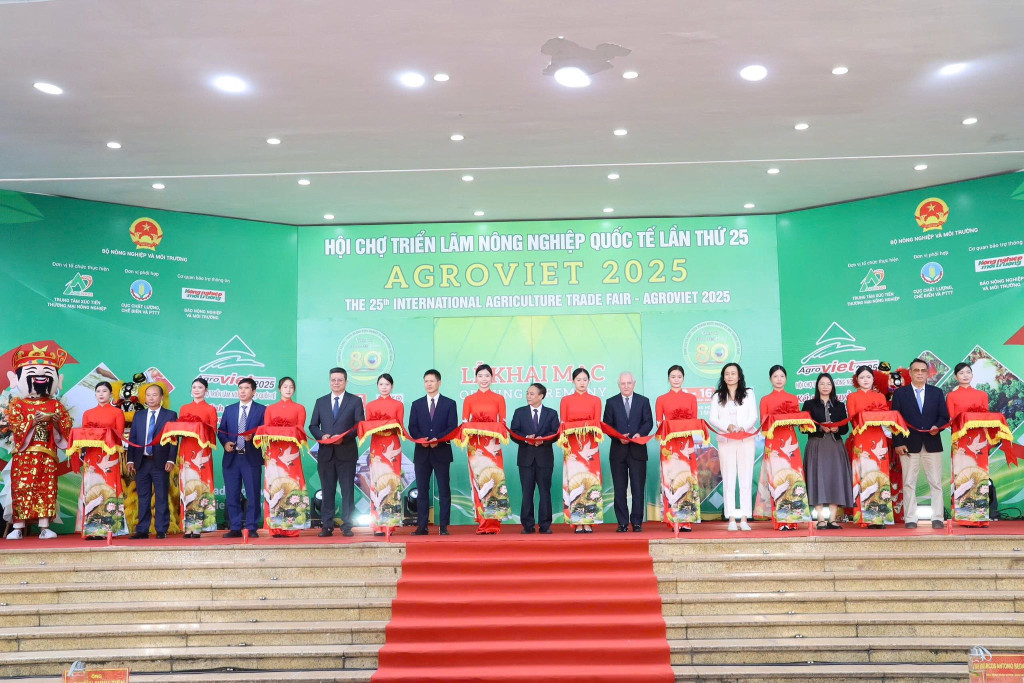 Các đại biểu cắt băng khai mạc sự kiện