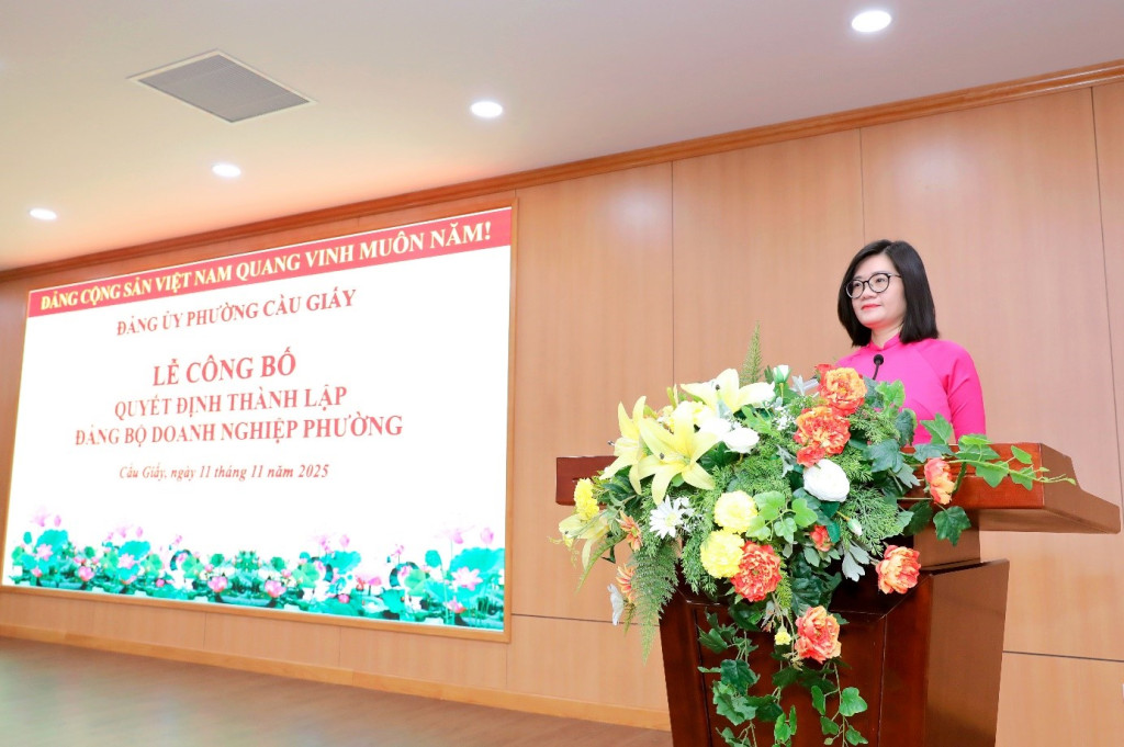 Đồng chí Tống Hương Giang - Phó trưởng ban Xây dựng Đảng
công bố Quyết định thành lập Đảng bộ Doanh nghiệp phường