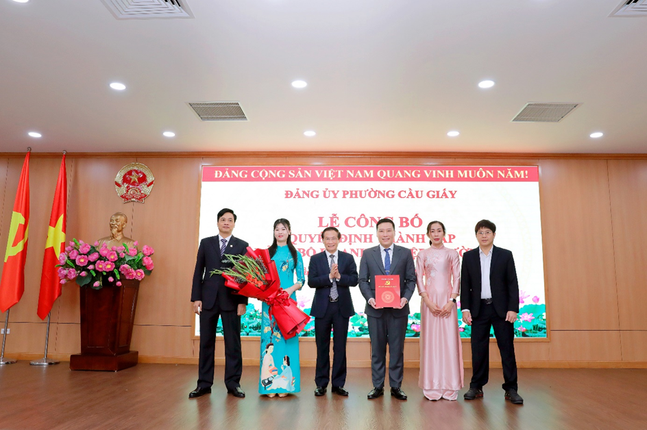 Đồng chí Phó Bí thư Thường trực Đảng ủy phường trao Quyết định và tặng hoa 
Ban Chấp hành, Bí thư, Phó bí thư Đảng ủy Doanh nghiệp phường Cầu Giấy,
 nhiệm kỳ 2025-2030