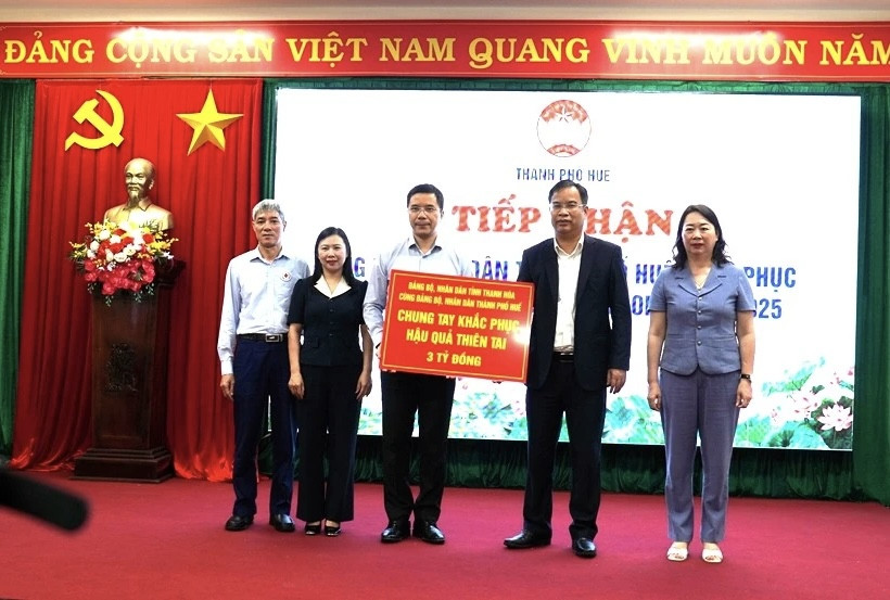 Đồng chí Nguyễn Hồng Phong, Phó Bí thư Thường trực Tỉnh ủy Thanh Hóa trao nguồn hỗ trợ người dân TP. Huế bị ảnh hưởng bởi thiên tai