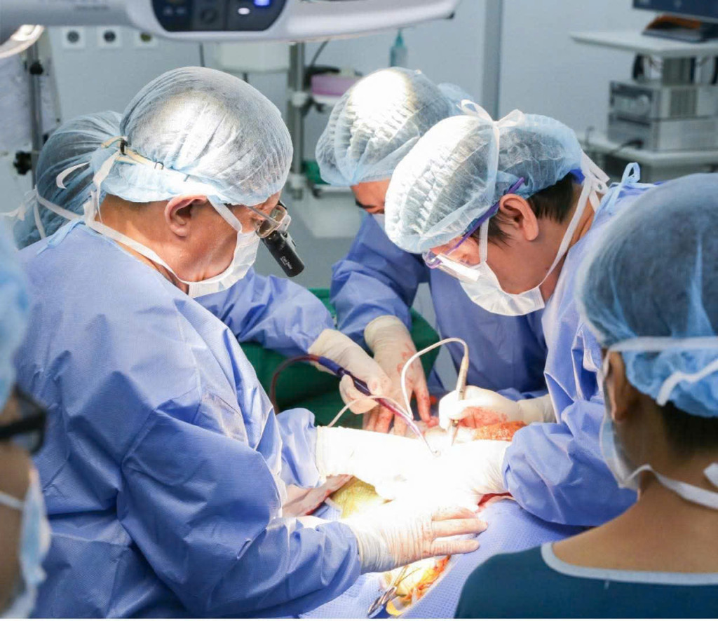 Các bác sĩ Bệnh viện Đa khoa Vinmec Nha Trang phẩu thuật cho bệnh nhân 81 tuổi ba lần mổ u vùng cổ (Ảnh: Bệnh viện Đa khoa Vinmec Nha Trang)