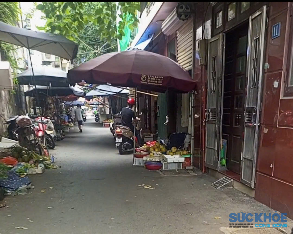 Họp chợ tại ngõ 10 Nguyễn Thị Định, phường Yên Hoà ( ảnh Văn Trì)