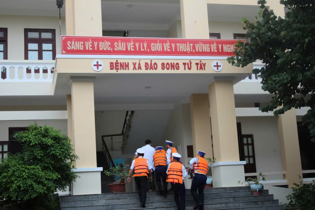Cán bộ, chiến sĩ đảo Song Tử Tây vận đưa ngư dân Phạm Xuân Hà và bệnh xá (Ảnh: Trường Sa)