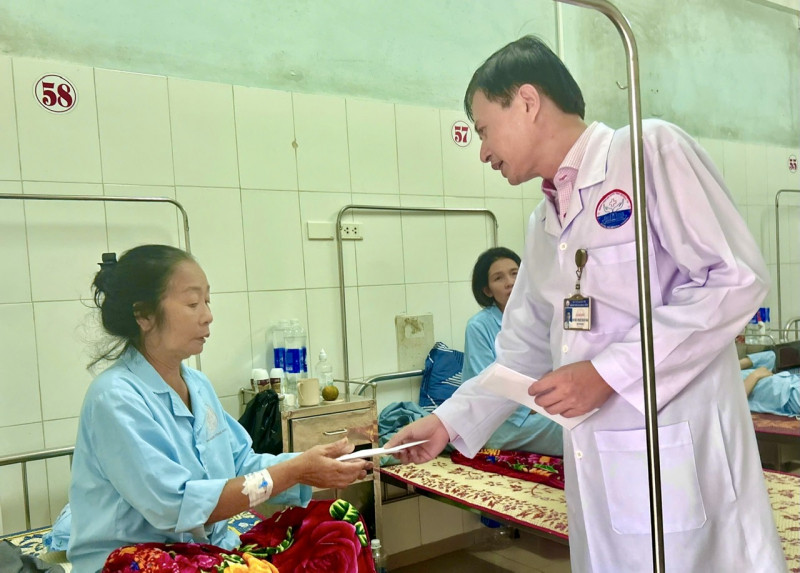 Lãnh đạo Bệnh viện Đa khoa Quảng Trị thăm hỏi, động viên, hỗ trợ tiền cho người bệnh bị nhiễm khuẩn hiếm gặp (Ảnh: BVCC)