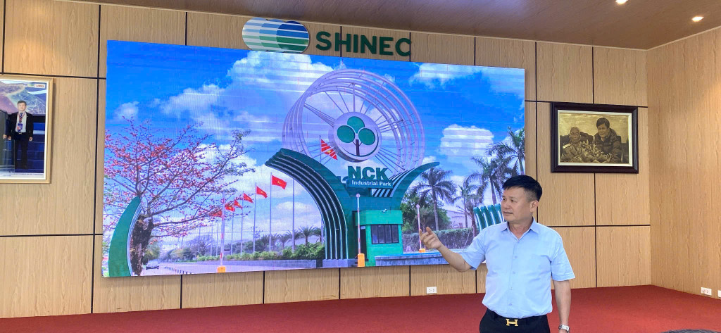 Chủ tịch Công ty cổ phần Shinec - Chủ đầu tư Khu công nghiệp Nam Cầu Kiền chia sẻ ý kiến tại buổi làm việc