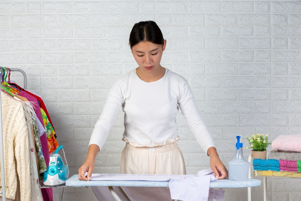 Ủi quần áo là cách tiêu diệt vi khuẩn còn sót lại trên vải (Ảnh minh họa)
