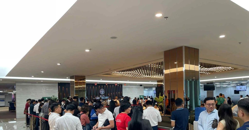 Dòng người xếp hàng làm thủ tục ký quỹ căn Vịnh Ngọc minh chứng cho sức hút của Cần Giờ