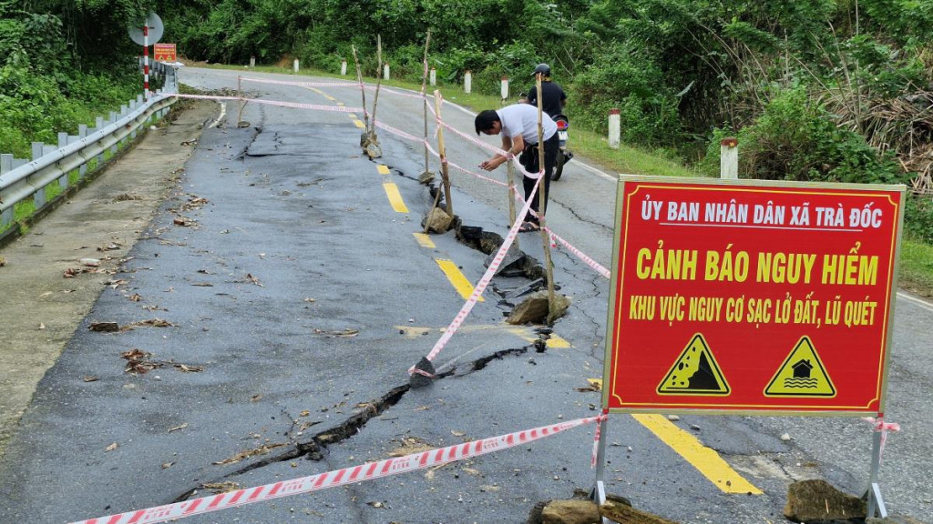 Một số đoạn sạt lở nguy hiểm trên tuyến đường Đông Trường Sơn qua địa phận xã Trà Đốc (Ảnh: CTV)