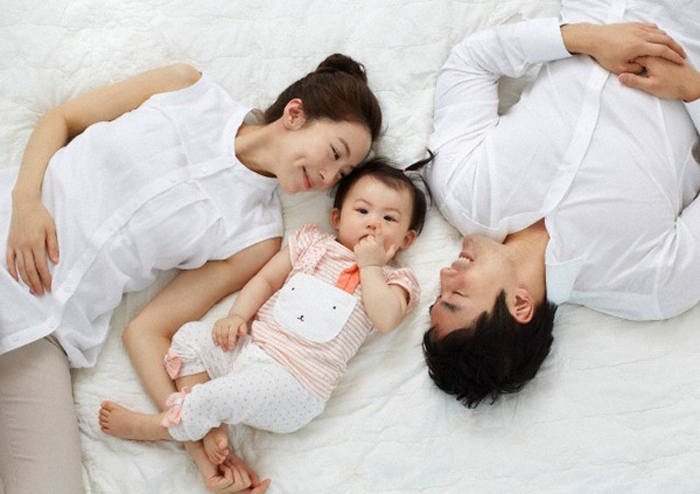 Ngủ cùng cha mẹ giúp bé ổn định về tinh thần (Ảnh minh họa)