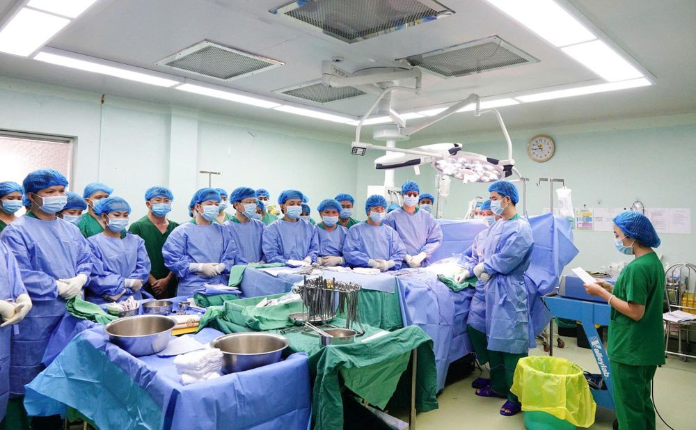 Tập thể các bác sĩ dành phút mặc niệm để tri ân người hiến trước khi bắt đầu phẫu thuật (Ảnh: BVCC)