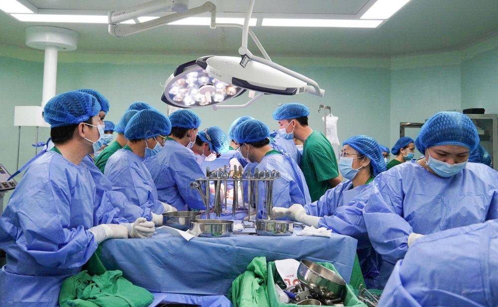 Hơn 40 nhân viên y tế nhiều bệnh viện tham gia phẫu thuật lấy tạng từ người hiến chết não (Ảnh: BVCC)