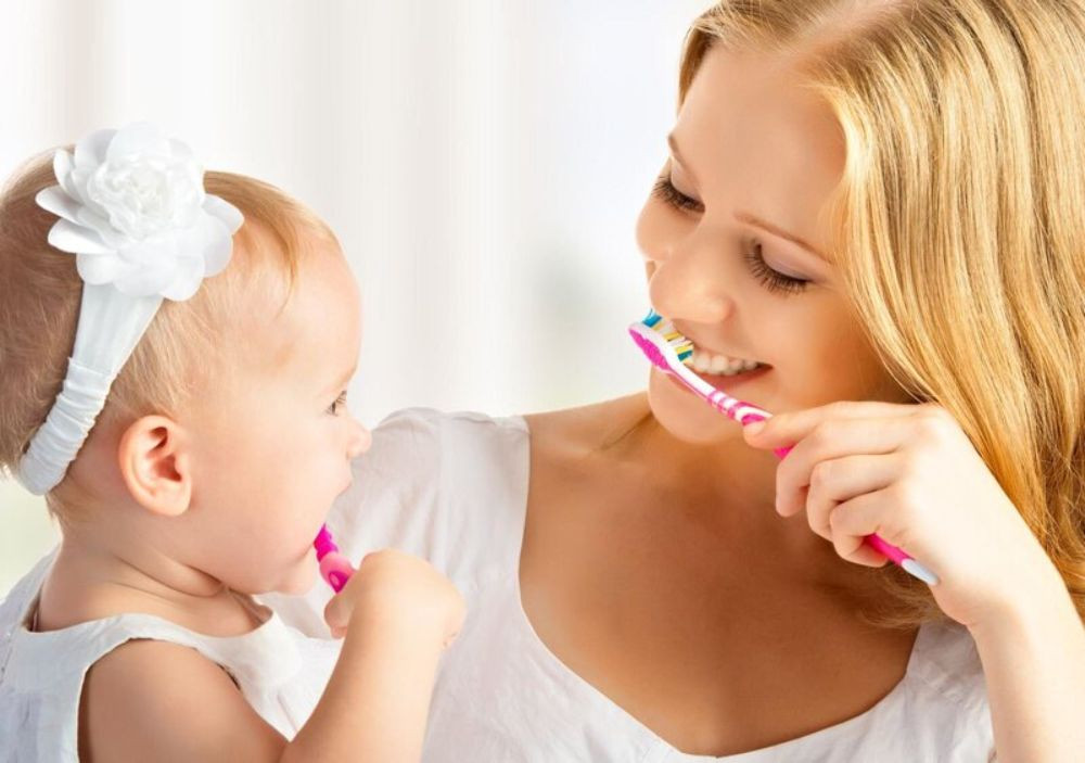 Dạy con đánh răng ngay từ khi có những chiếc răng sữa (Ảnh minh họa)