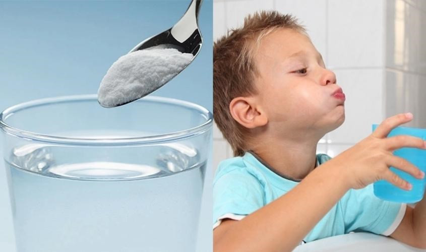 Súc miệng bằng nước muối để loại bỏ vi khuẩn (Ảnh minh họa)