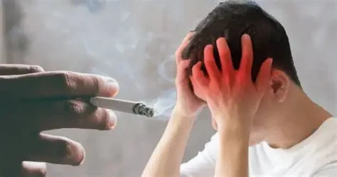 Hút thuốc lá kể cả thụ động cũng có thể gây đau đầu (Ảnh minh họa)