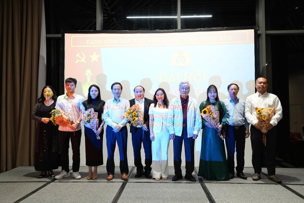 Lãnh đạo Trung ương Hội VACHE tặng hoa chúc mừng Ban Chấp hành Công đoàn Tạp chí Sức Khỏe Cộng Đồng nhiệm kỳ II