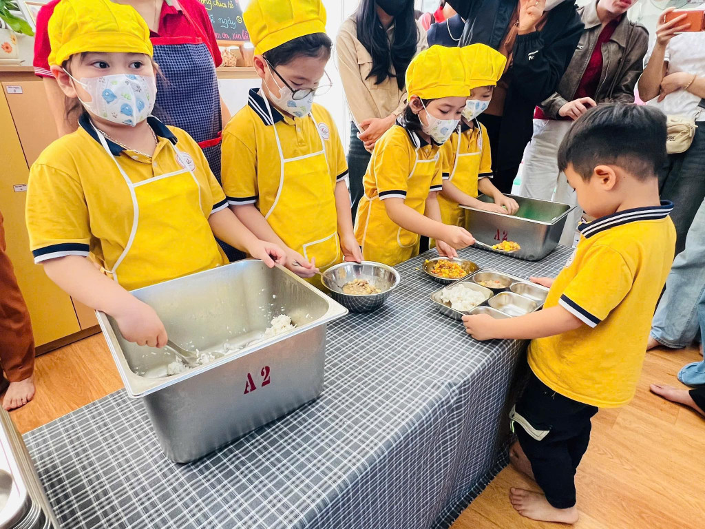 Rèn luyện kỹ năng tự phục vụ, hình thành thói quen tốt trong sinh hoạt và ăn uống ( ảnh Nhà trường )